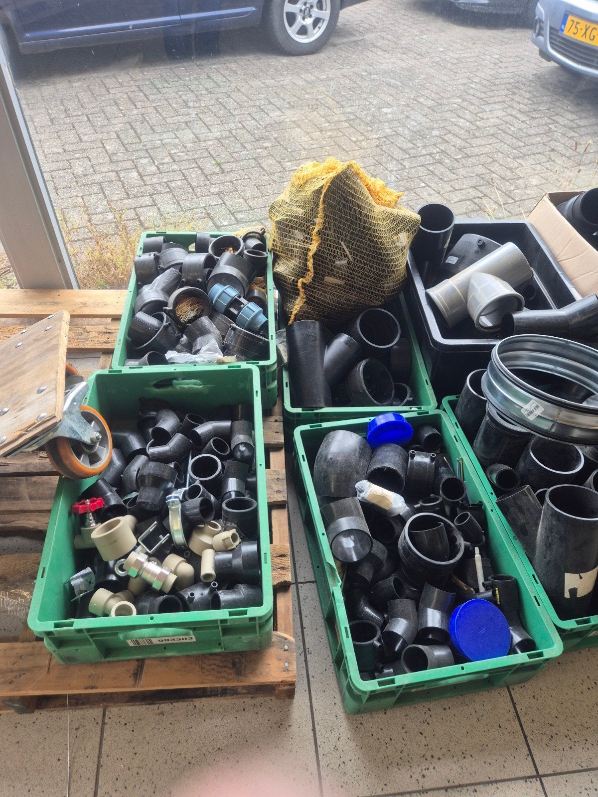 Diverse PVC koppelstukken en buizen - 7 kisten, Ophalen of Verzenden