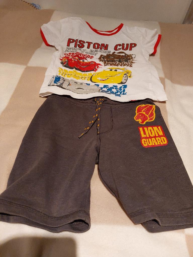 kort bruin broekje met T shirt Cars, korte mouw , mt. 104, Gebruikt, C&A, Ophalen of Verzenden, Setje
