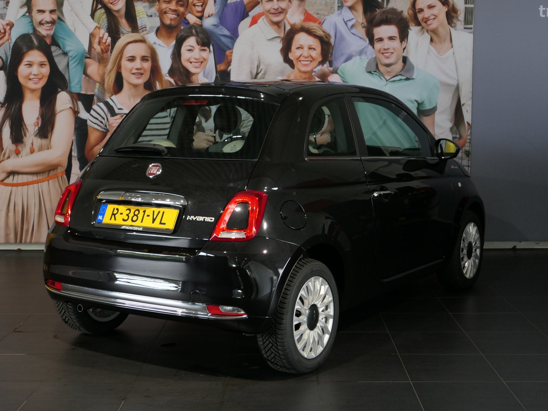 Fiat 500 1.0 Hybrid Dolcevita - Occasion Lease vanaf €324, Auto's, 4 stoelen, Leder en Stof, Zwart, Origineel Nederlands