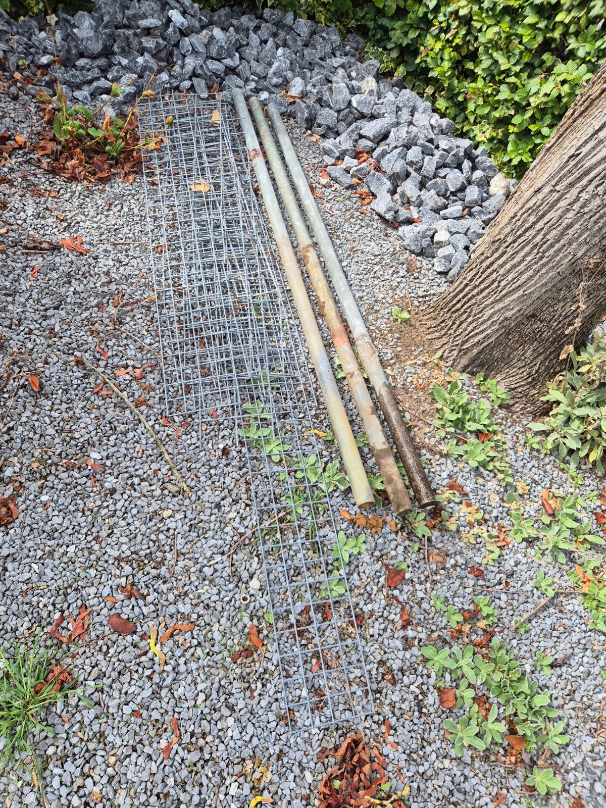 Oud ijzer. 3 zware steigerpijpen en restgaas van gaasmatten, Ophalen, Gebruikt