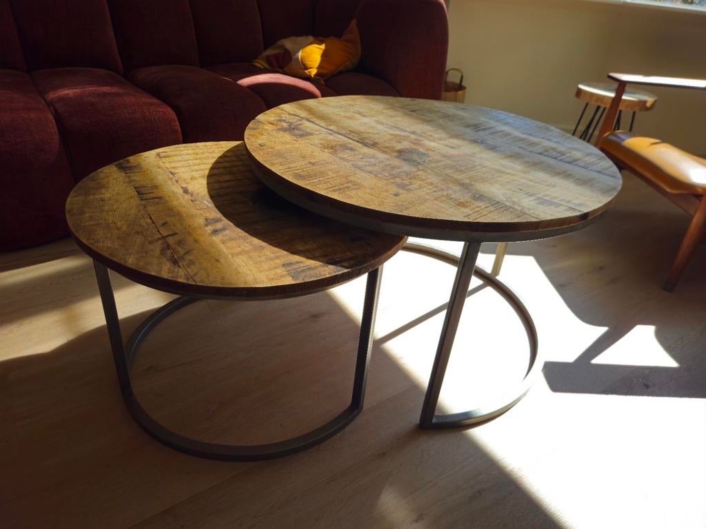 2 houten salontafeltjes met metalen onderstel, Huis en Inrichting, Tafels | Salontafels, Gebruikt, Minder dan 50 cm, 50 tot 100 cm