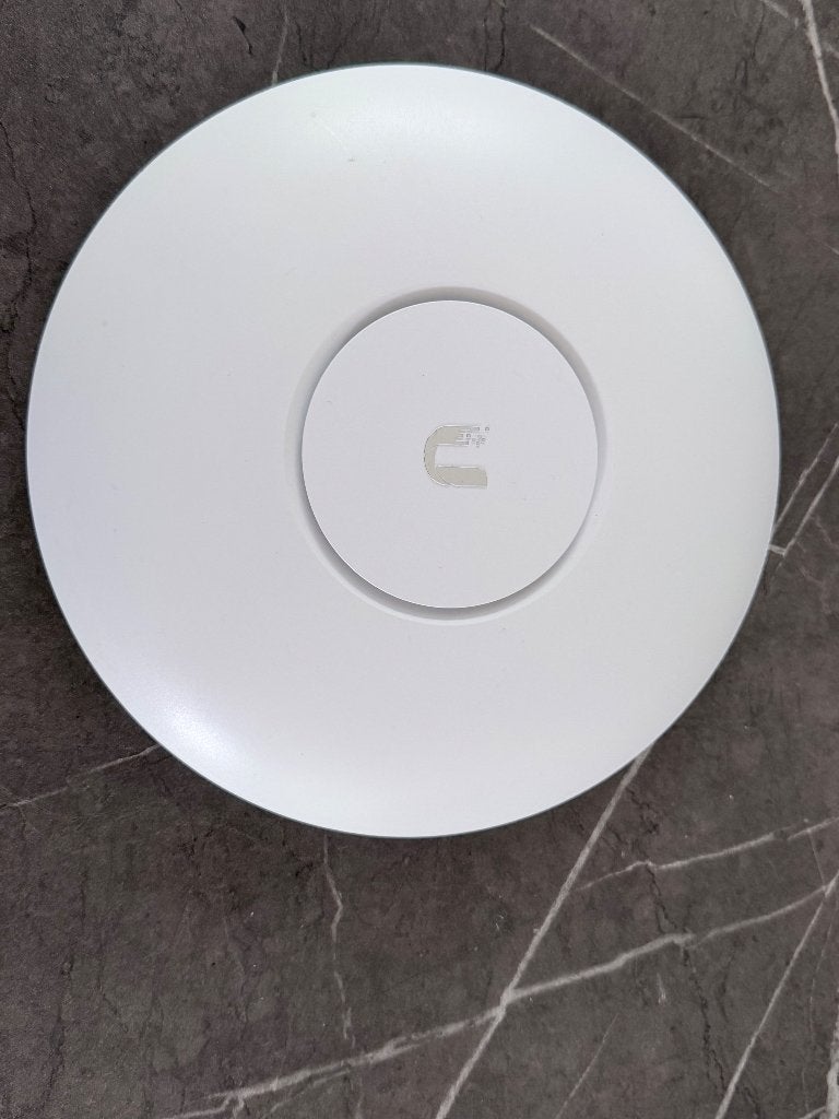 Ubiquiti UniFi AP-AC-PRO – WiFi Access Point + muurbeugel, Computers en Software, Accesspoints, Ophalen of Verzenden, Zo goed als nieuw