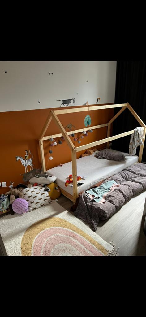 Laag kinderbed 90x200 cm met matras - Zeer goede staat, Kinderen en Baby's, Kinderkamer | Bedden, Ophalen, 85 tot 100 cm, Zo goed als nieuw