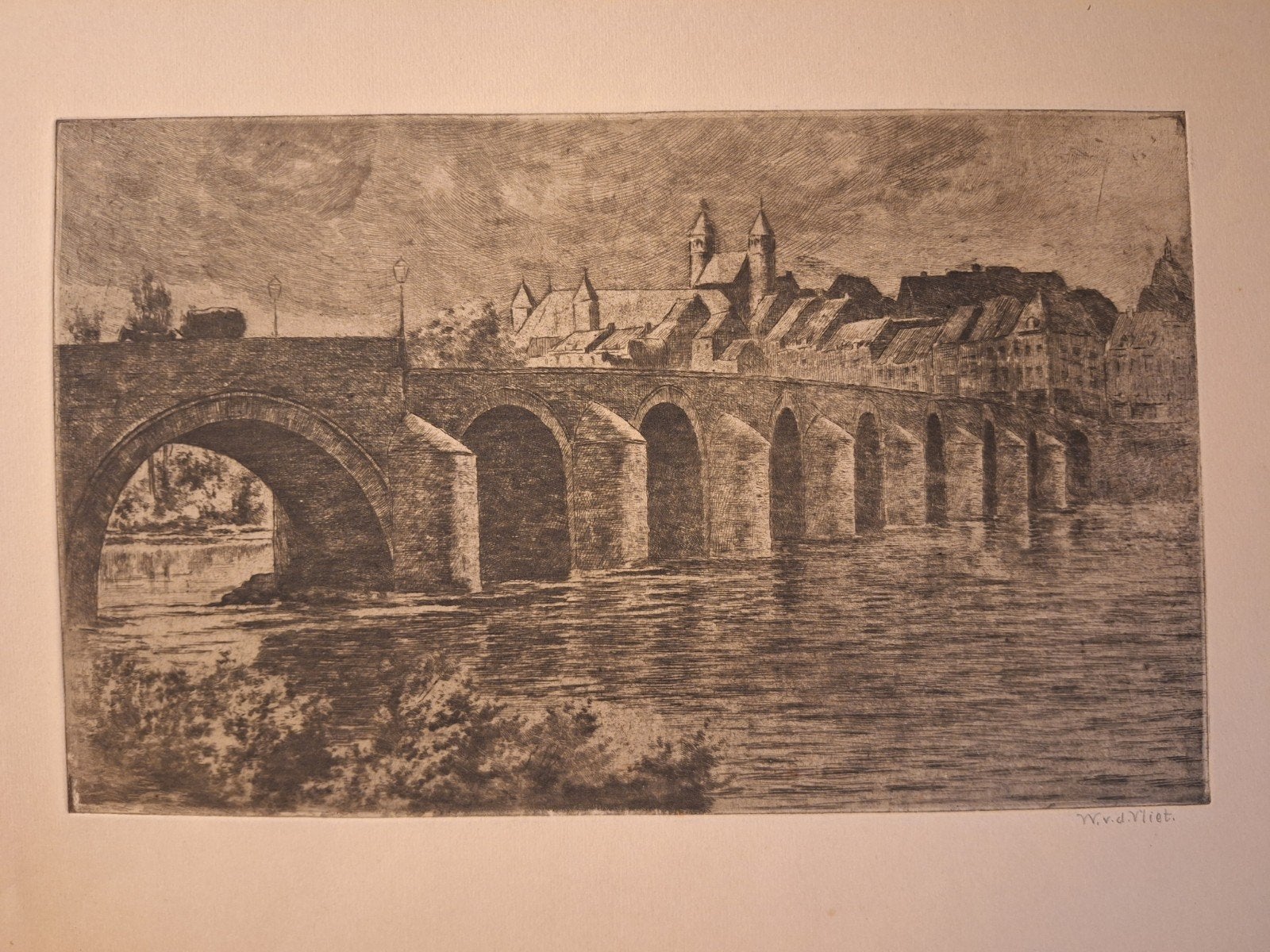 Ets van  brug stadsgezicht, gesigneerd v Vliet, Ets, Stadsgezicht, Ophalen of Verzenden, Gesigneerd