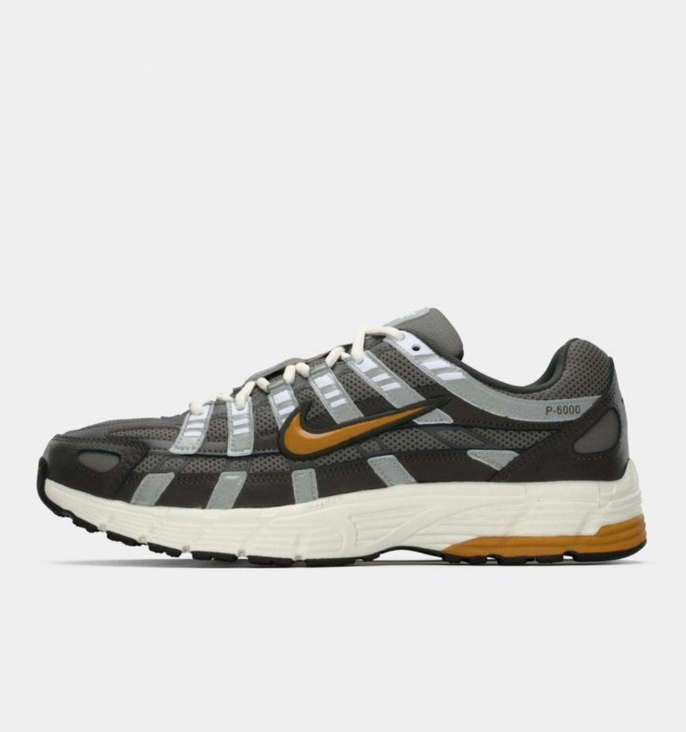 Nike P-6000 ‘Black Sequoia Ochre’ - maat 42.5, Product.Safety.ENEA@nike.com, Overige kleuren, Nike, Nieuw