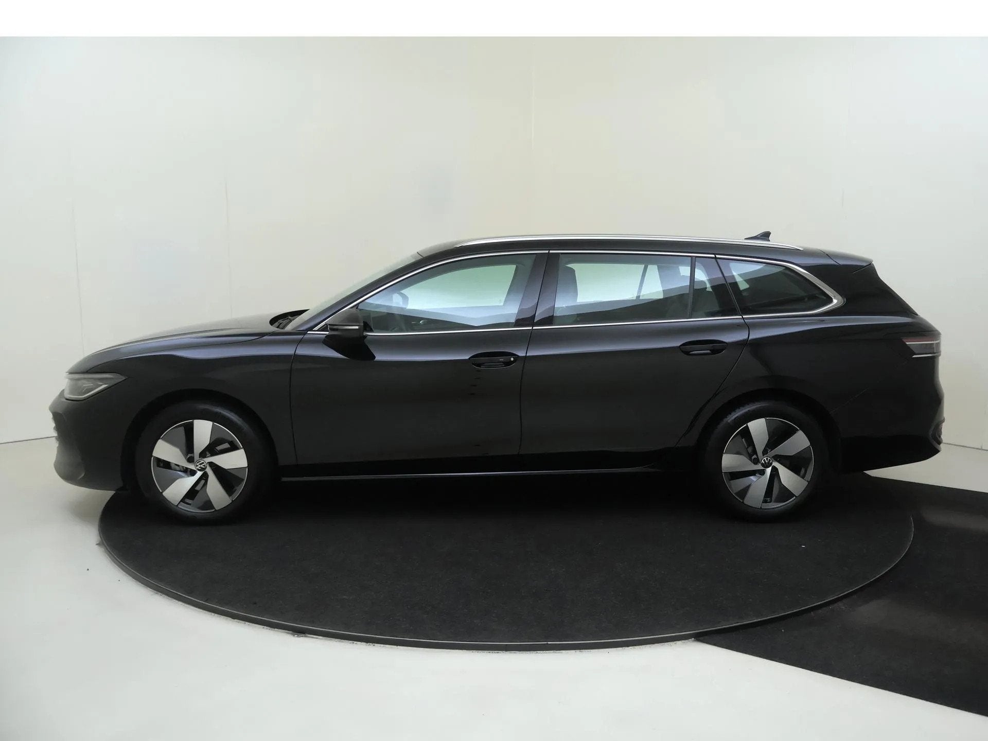 Volkswagen Passat Variant 1.5 eTSI Elegance Business, Dealer onderhouden, 4 cilinders, 150 pk, Zwart
