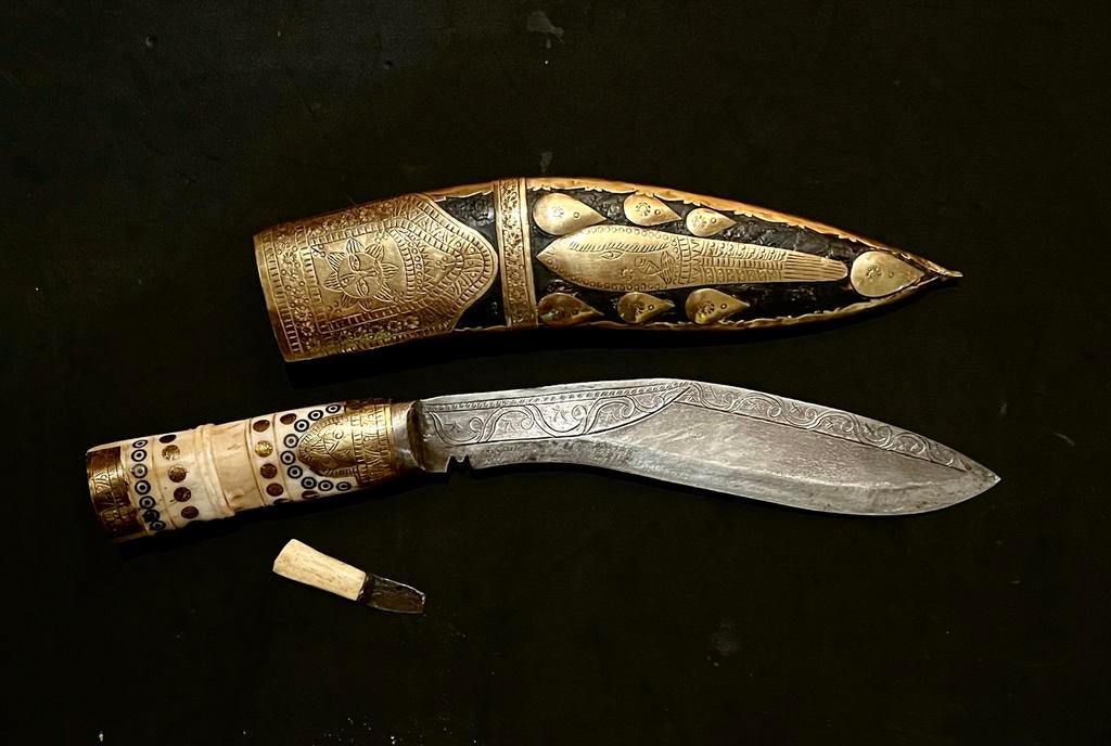 Antieke Kukri Dolk met Gedetailleerde Schede en Handvat, Verzenden