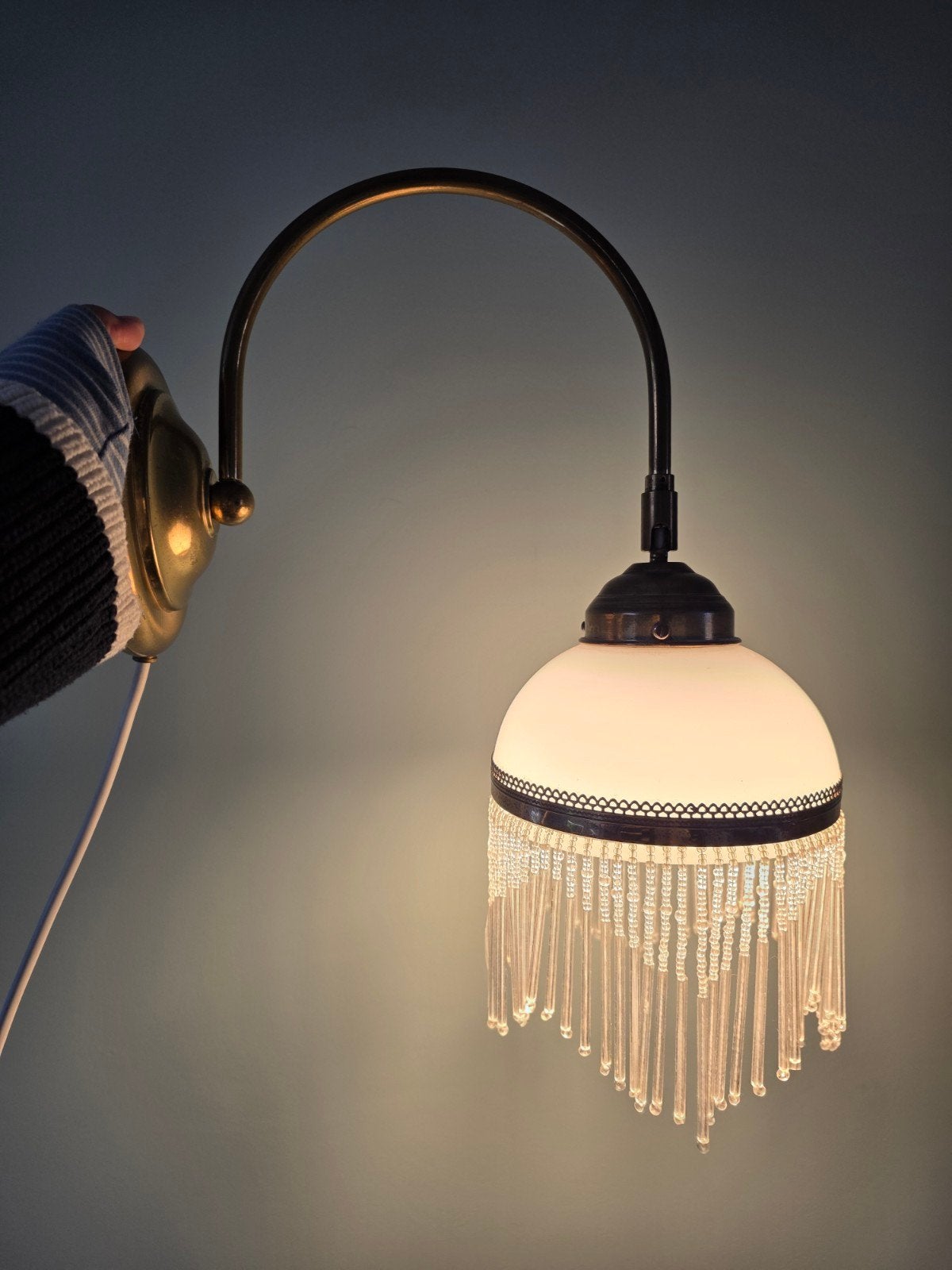 Vintage messing wandlamp, melkglas/ glazen kralen, Antiek en Kunst, Ophalen