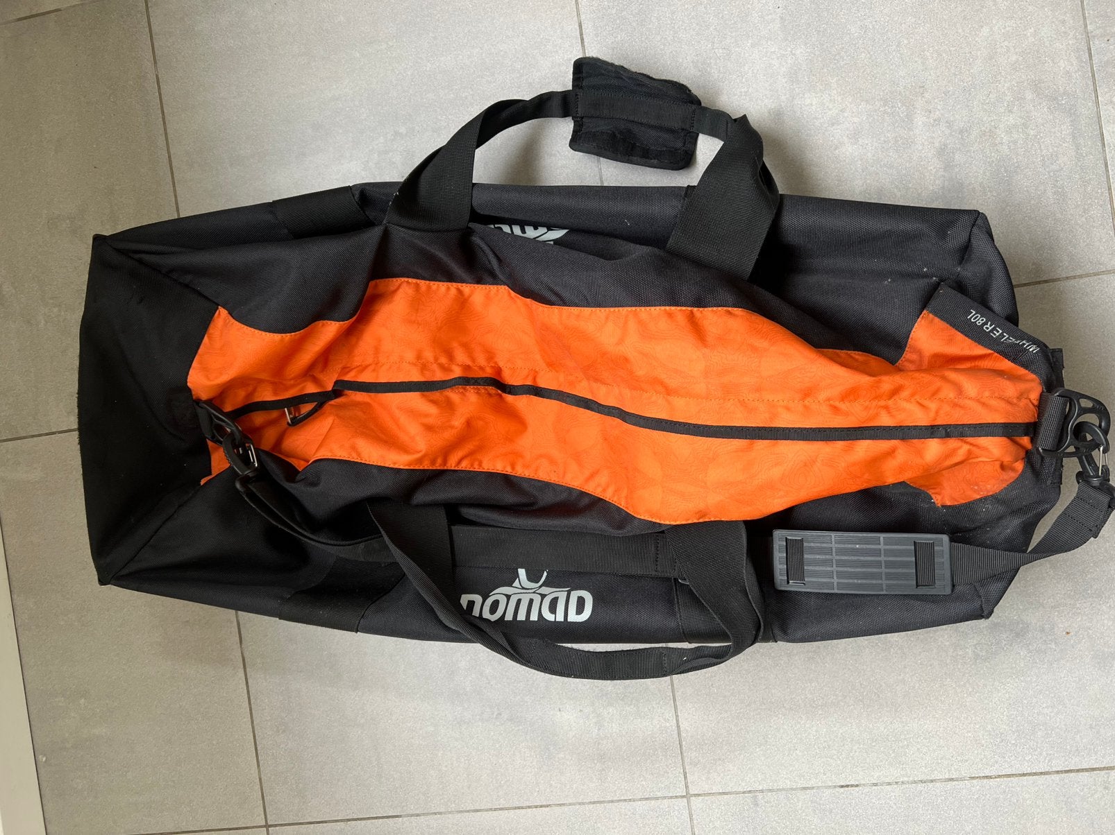 Nomad reistas / duffelbag op wielen 80L, Ophalen, Zo goed als nieuw, Zwart, 30 cm of meer
