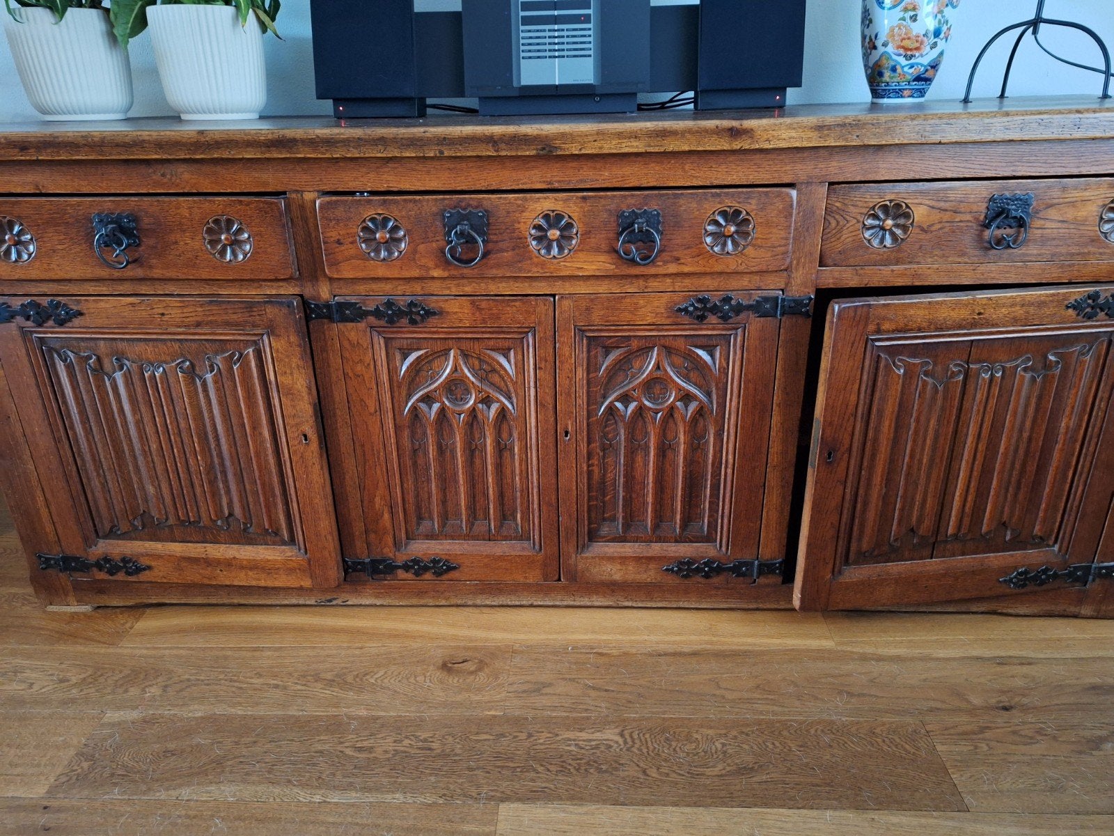 Antiek eiken dressoir met gotische details, Ophalen of Verzenden