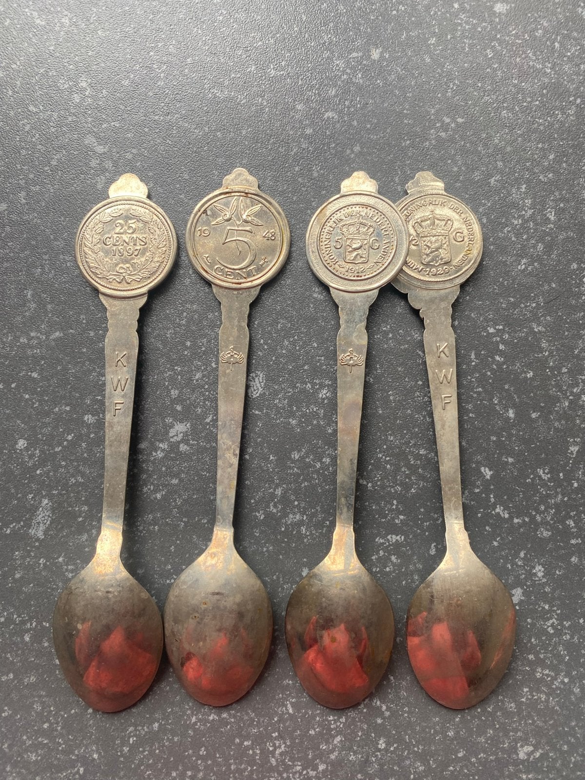 Set van 4 zilverkleurige herdenkingslepels KWF, Ophalen