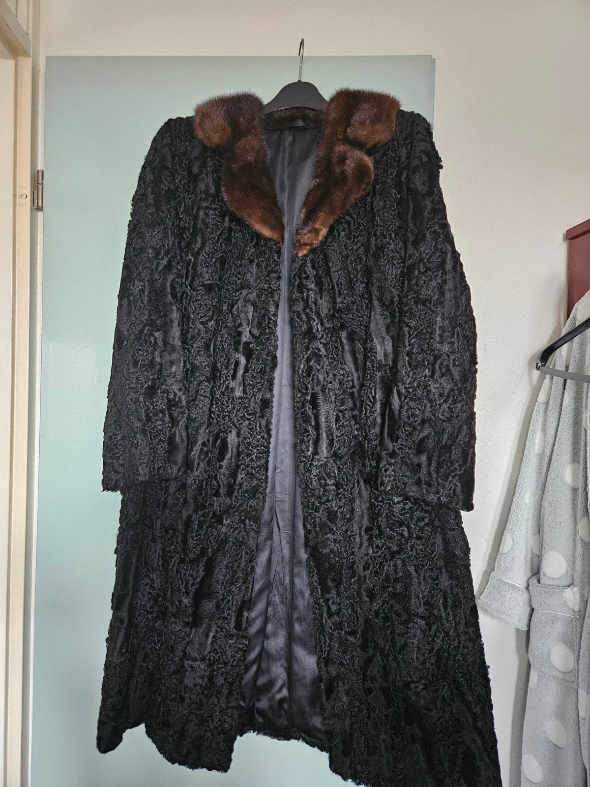 Vintage Zwarte Krulbont Jas met Bruine Bontkraag, Ophalen