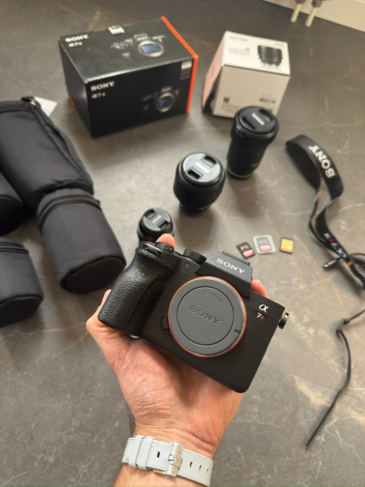 Sony A7R IV(A) Complete Pro Set | 3 Lenzen | NIEUWSTAAT!, Audio, Tv en Foto, Fotocamera's Digitaal, Ophalen of Verzenden, Zo goed als nieuw