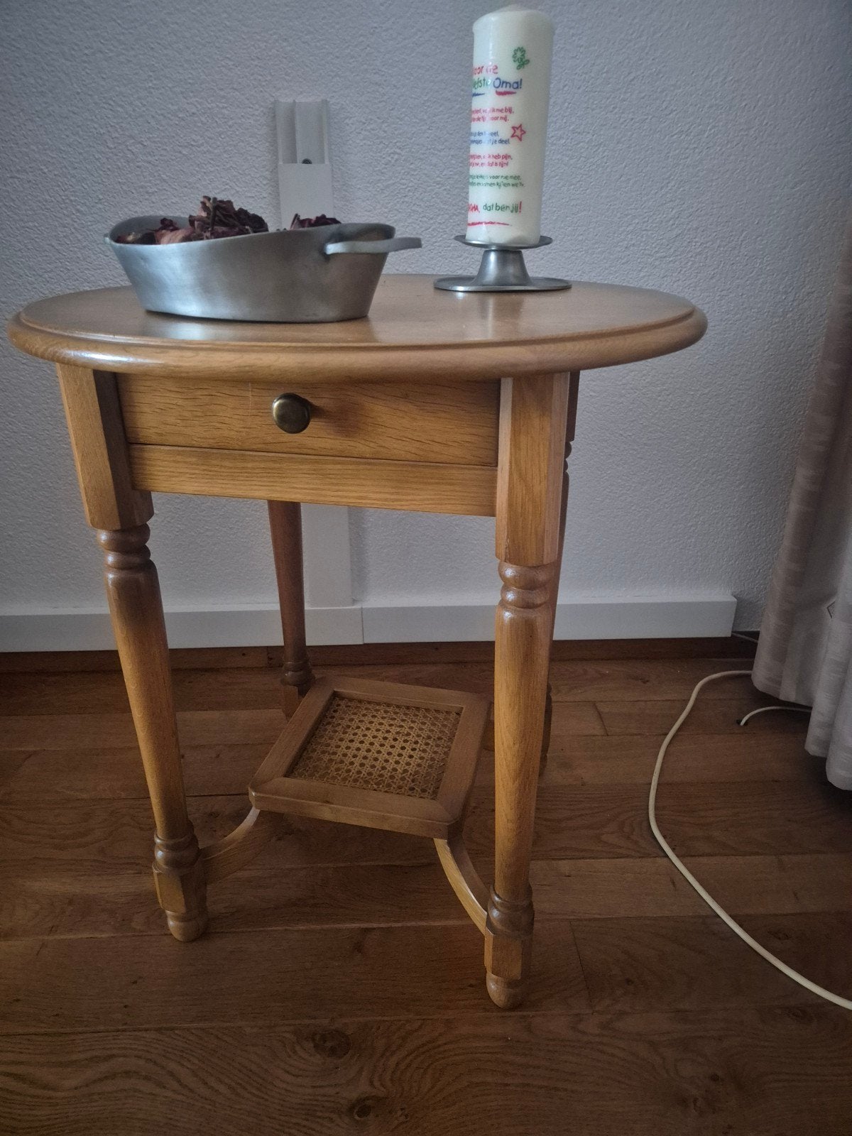 Massief houten bijzettafel met lade en rotan plankje, Huis en Inrichting, Tafels | Bijzettafels, Minder dan 55 cm, Gebruikt, Rond