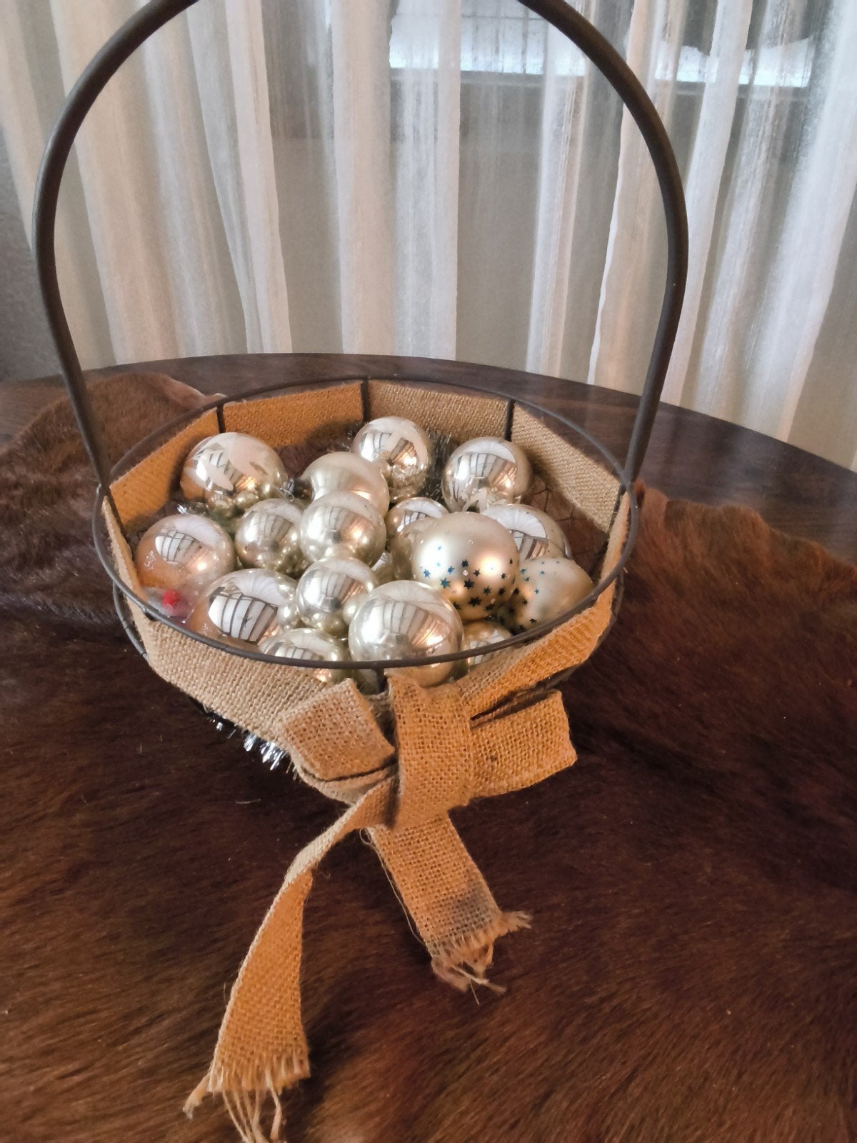 mand met oude kerstballen, Diversen, Kerst, Ophalen