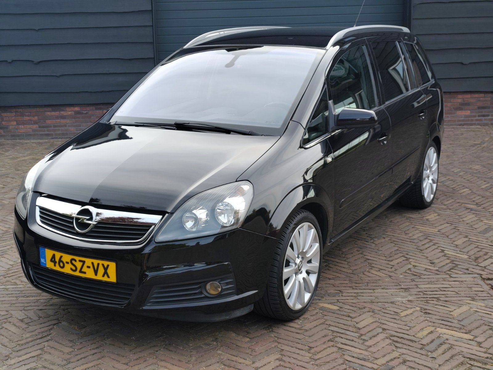 Opel Zafira 2.2 APK tot 18.08.2027 COSMO ZWARTE, Auto's, Voorwielaandrijving, 4 cilinders, 7 stoelen, Zwart