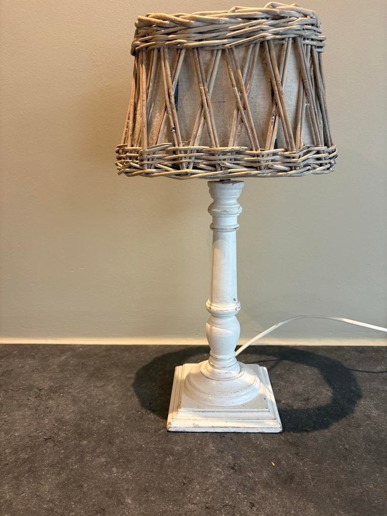 Rustieke tafellamp met rieten kap, Huis en Inrichting, Lampen | Tafellampen, Ophalen, Gebruikt, Hout, Minder dan 50 cm