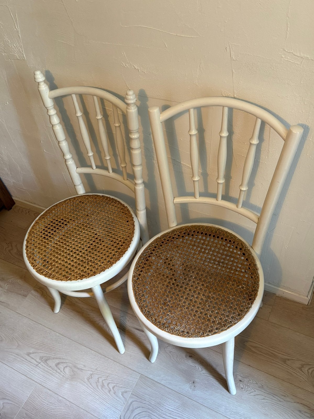 Twee rotan stoeltjes, Ophalen