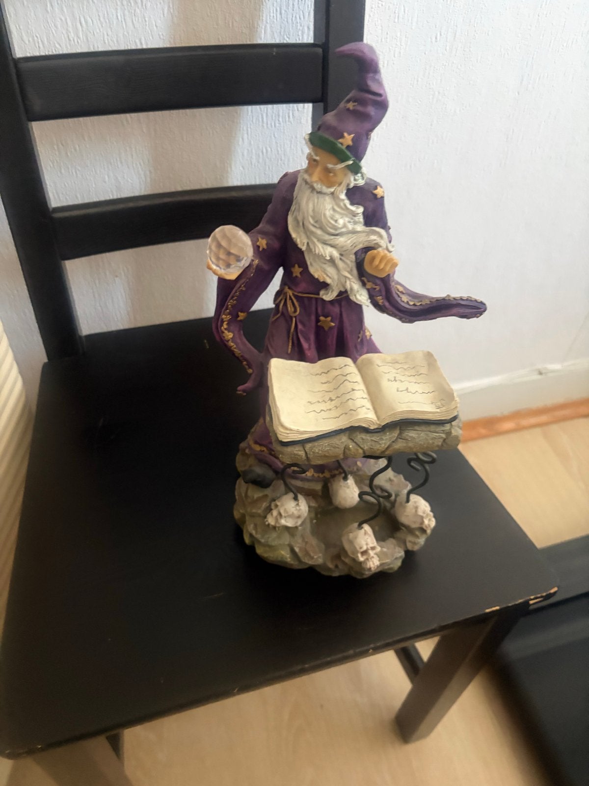 Fantasy Tovenaar Beeldje met Kristallen Bol en Boek, Verzamelen, Ophalen, Zo goed als nieuw, Fantasy