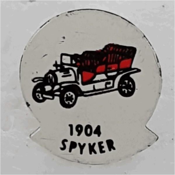 SP0315 Speldje 1904 Spyker rood, Verzamelen, Ophalen of Verzenden, Gebruikt, Overige onderwerpen