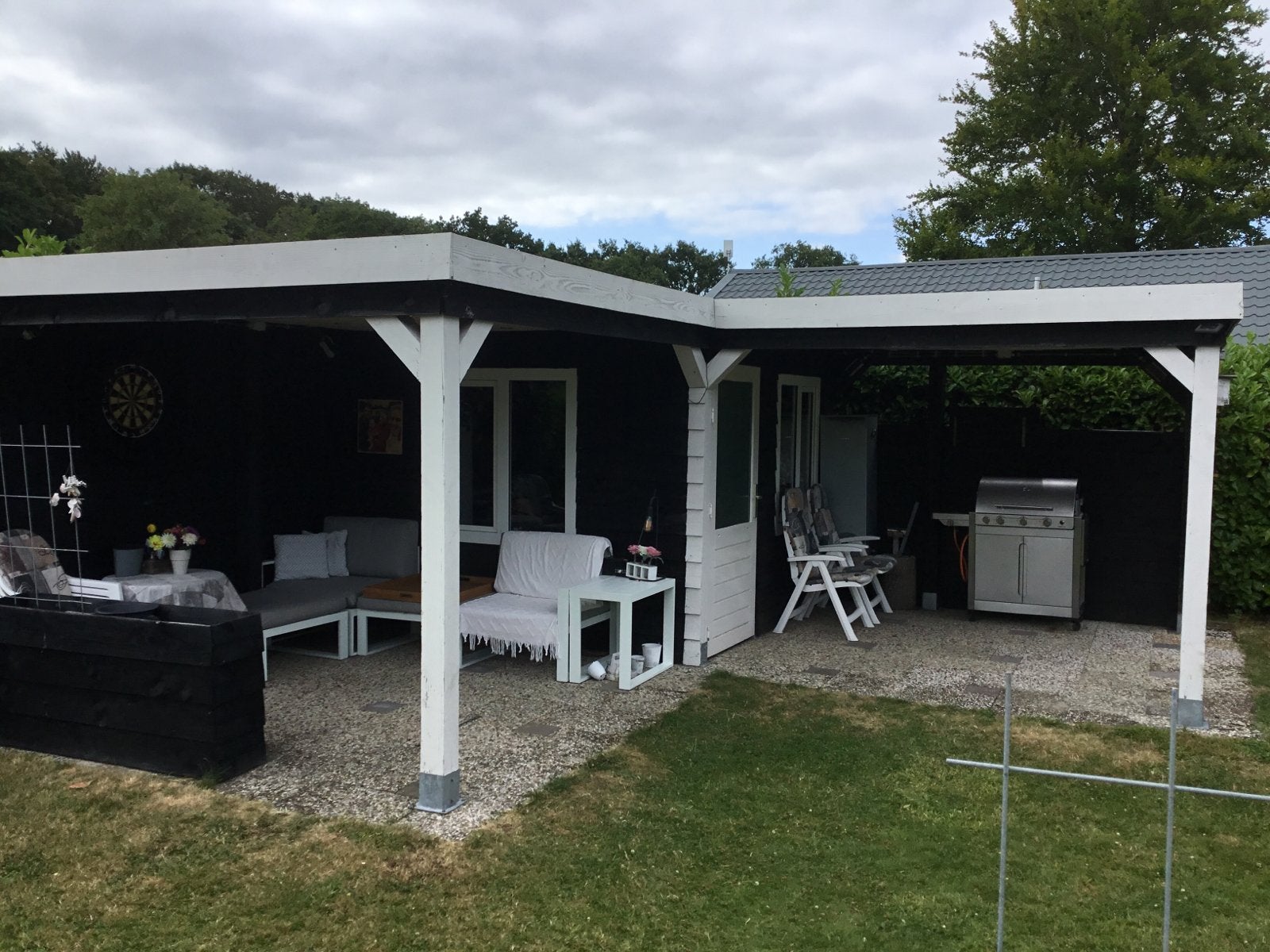 Zwarte blokhut met overkapping en terras, Tuin en Terras, Blokhut, Ophalen of Verzenden, Zo goed als nieuw, 2 ramen