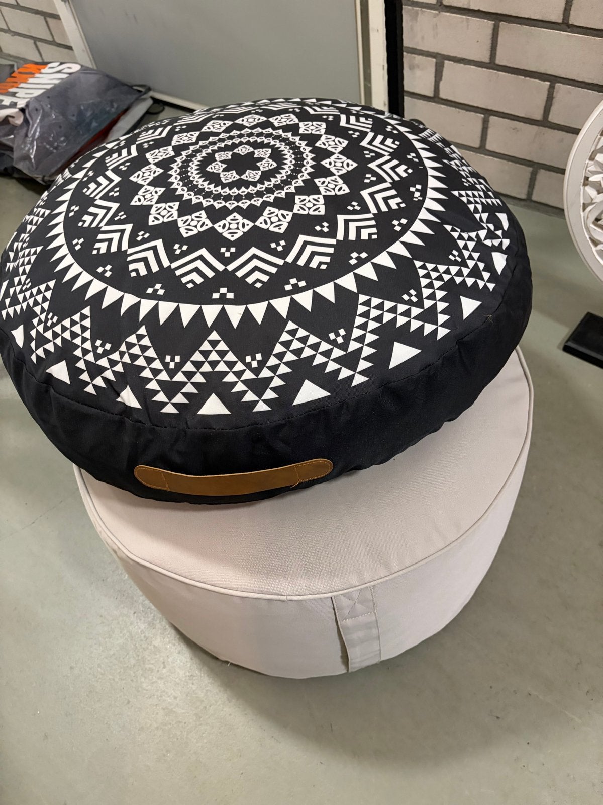 Beige opblaasbare poef met zwart-wit kussen, Ophalen, Gebruikt, Rond, Minder dan 50 cm