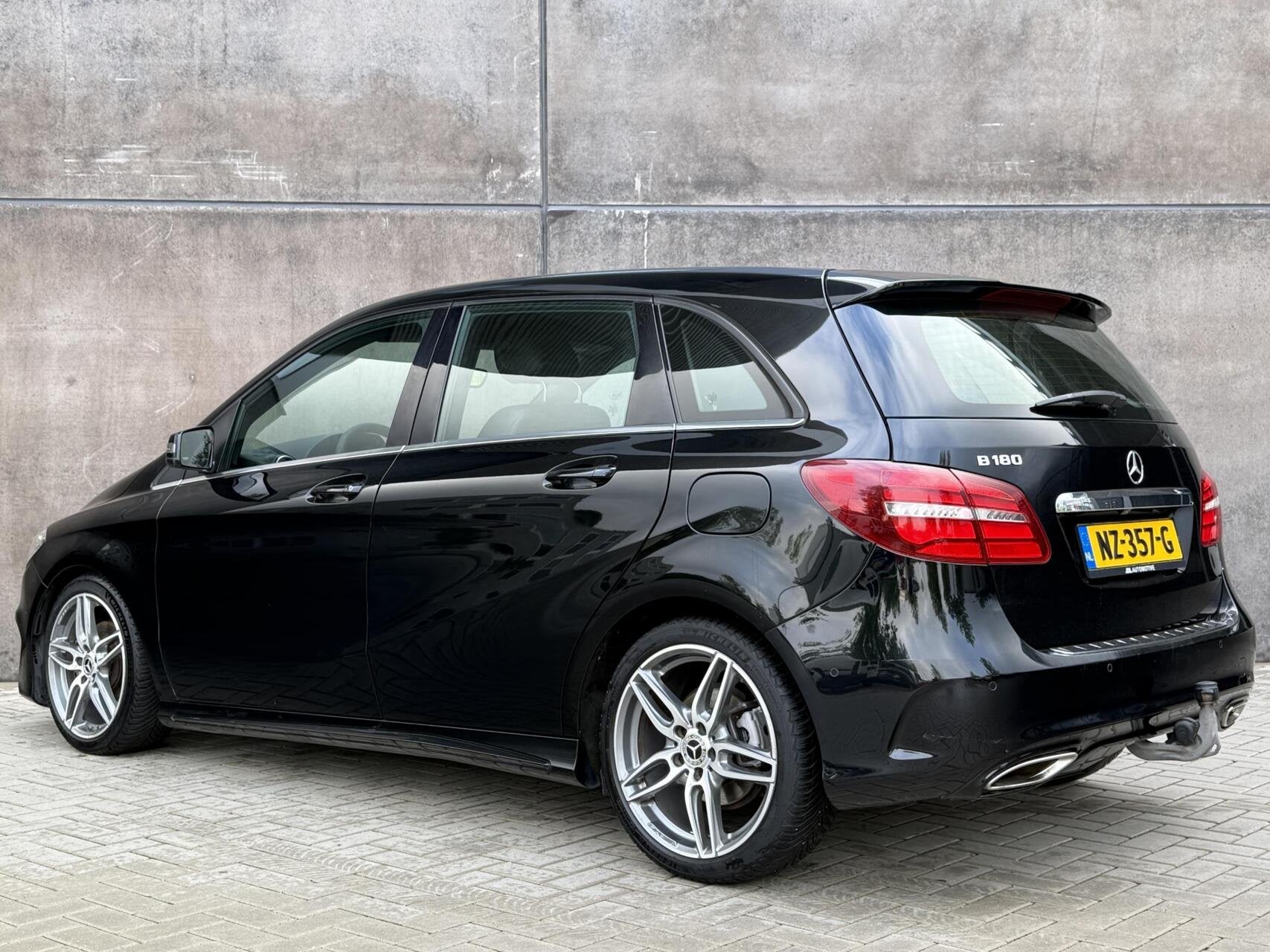 Mercedes B-klasse 180 Business Solution AMG | Trekhaak | Car, 1325 kg, Gebruikt, 4 cilinders, Met garantie (alle)