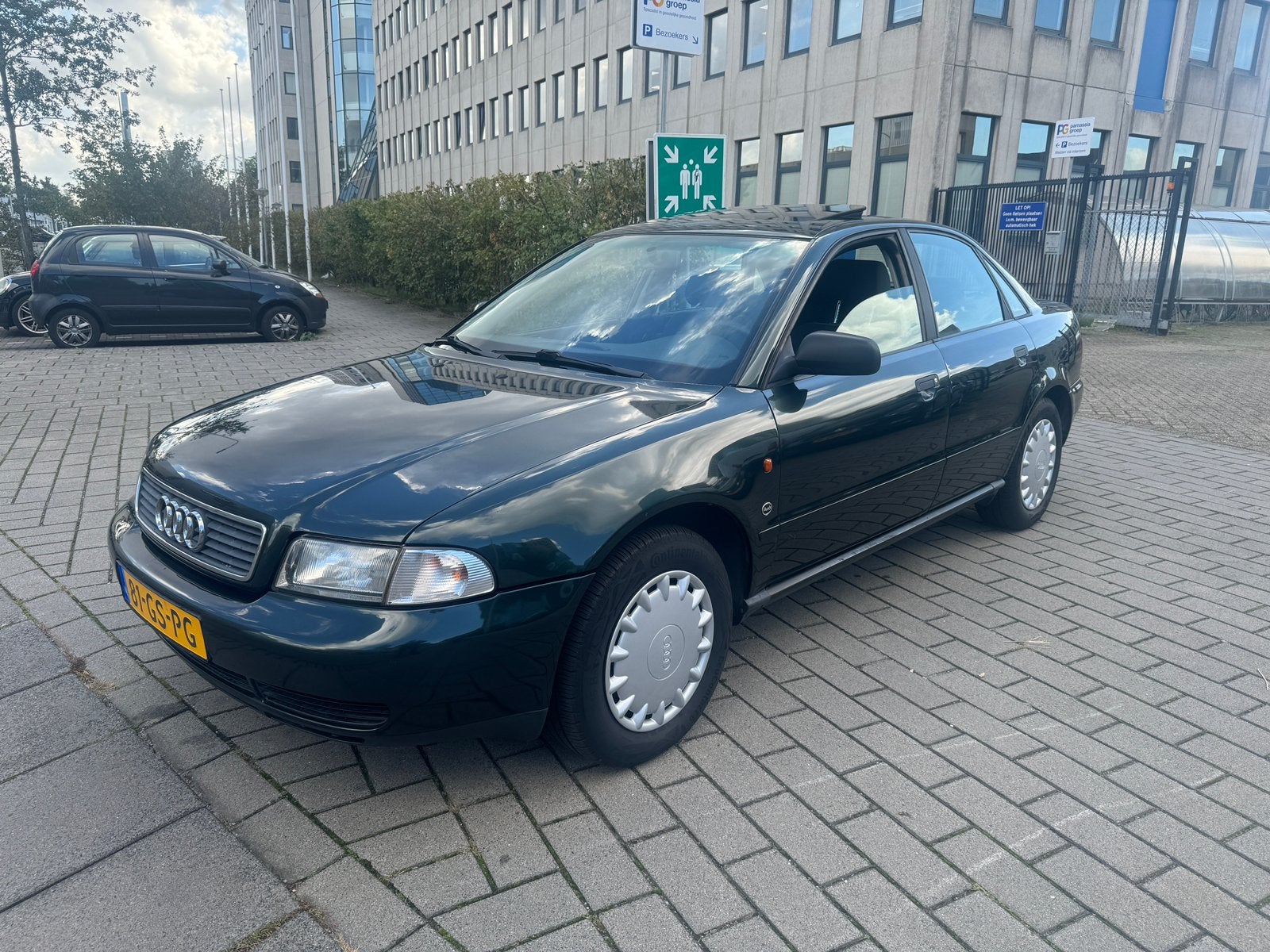 Audi A4 1.8-20V 92KW 1996 Groen 1e eigenaar airco uniek, Auto's, Zwart, 4 cilinders, A4, Bedrijf