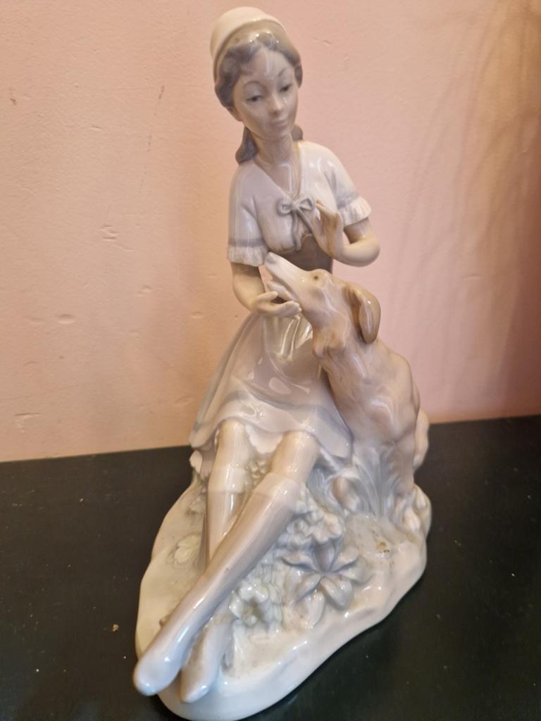 NAO Lladro porseleinen beeld: Vrouw met hond, Ophalen of Verzenden