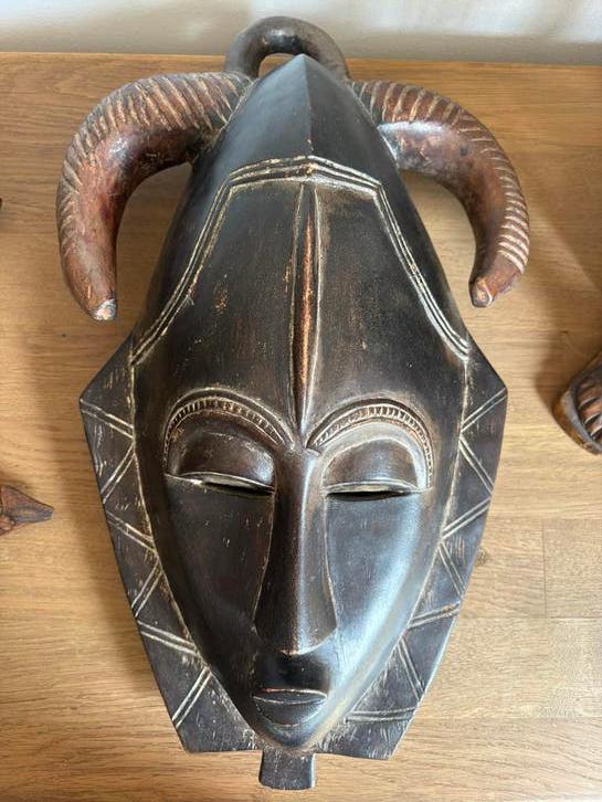 Antiek masker ivoorkust, Ophalen