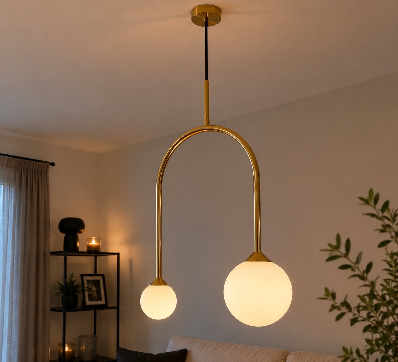 Moderne messing lamp met twee opalen bollen, Huis en Inrichting, Lampen | Hanglampen, Zo goed als nieuw, Metaal, Ophalen of Verzenden