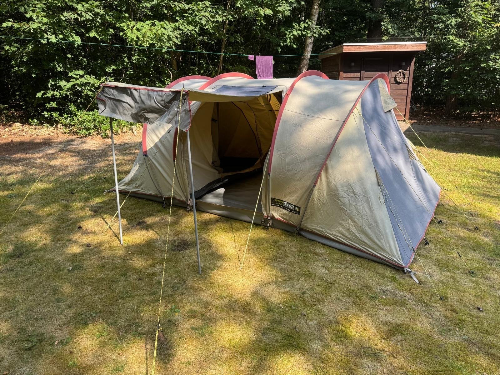 Ruime 4-persoons tent met vast grondzeil en slaapcabines, Ophalen, Gebruikt, Tot en met 4
