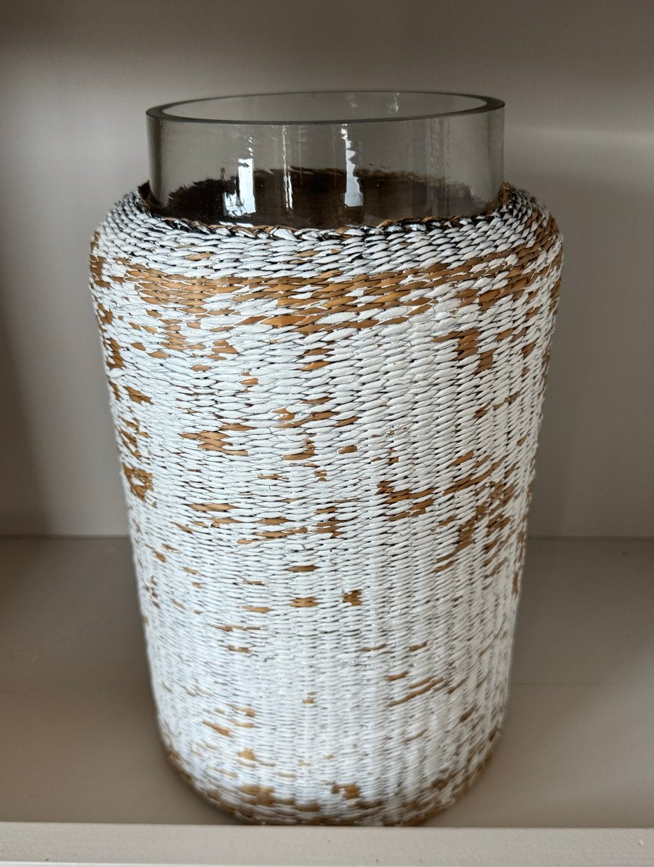 Grote glazen vaas met rieten omhulsel - Wit/Bruin, Wit, Ophalen of Verzenden, Geschikt voor droogbloemen, Glas
