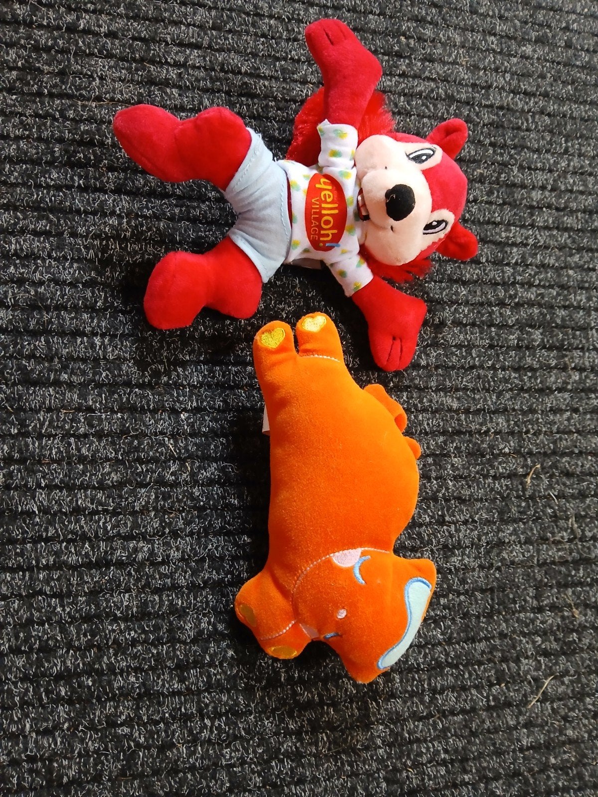 Set van 2 knuffels: Yelloh! Village eekhoorn en oranje dier, Ophalen, Gebruikt, Overige merken, Overige karakters