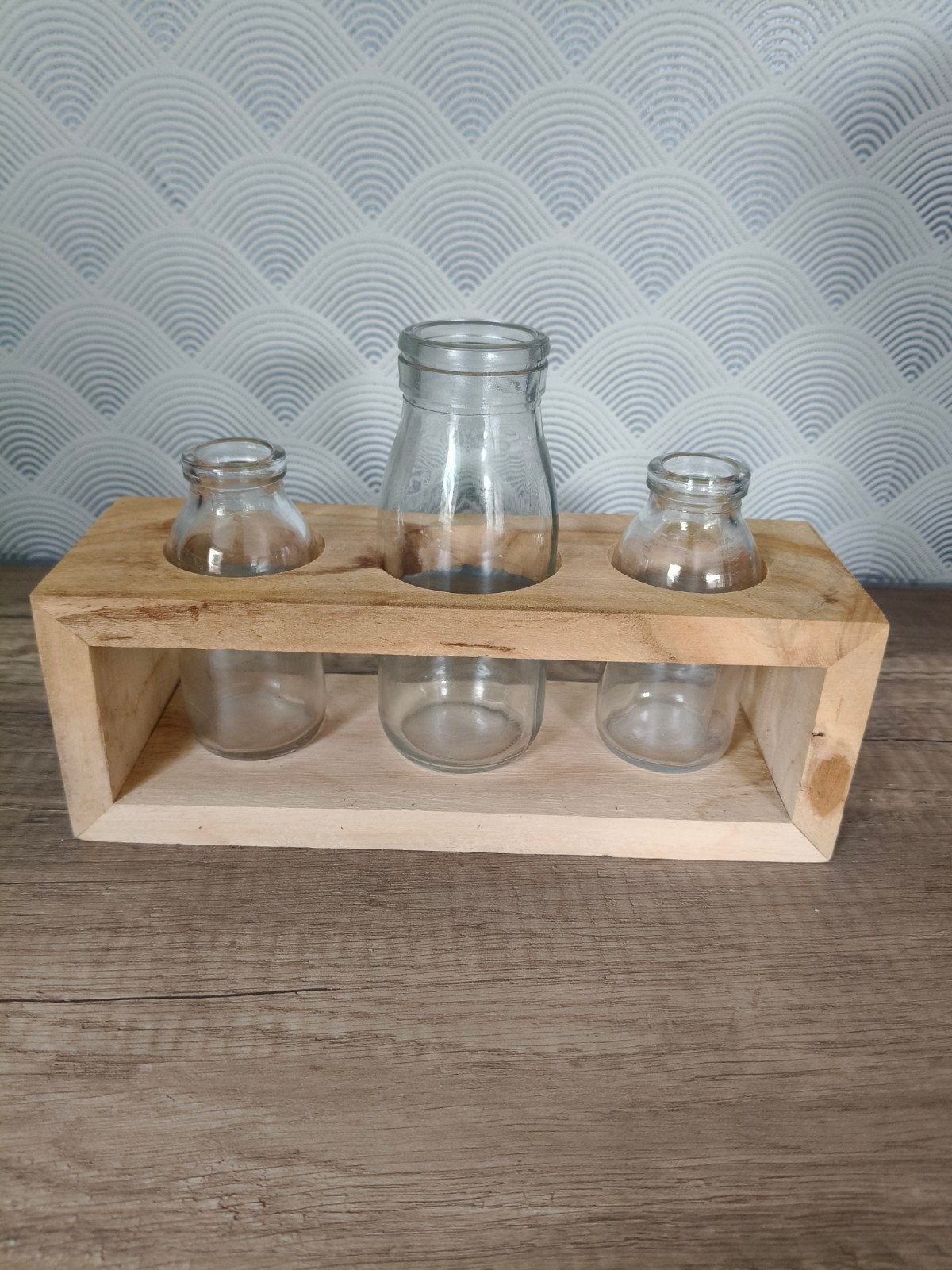 Houten vaas met 3 glazen flesjes, Gebruikt, Bruin, Ophalen of Verzenden, Geschikt voor droogbloemen
