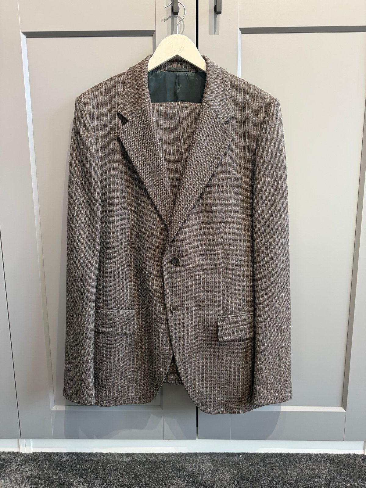 Hugo Boss pak - Bruin met krijtstreep - Maat 52/54 (L), Verzenden, Zo goed als nieuw, Maat 52/54 (L), Bruin