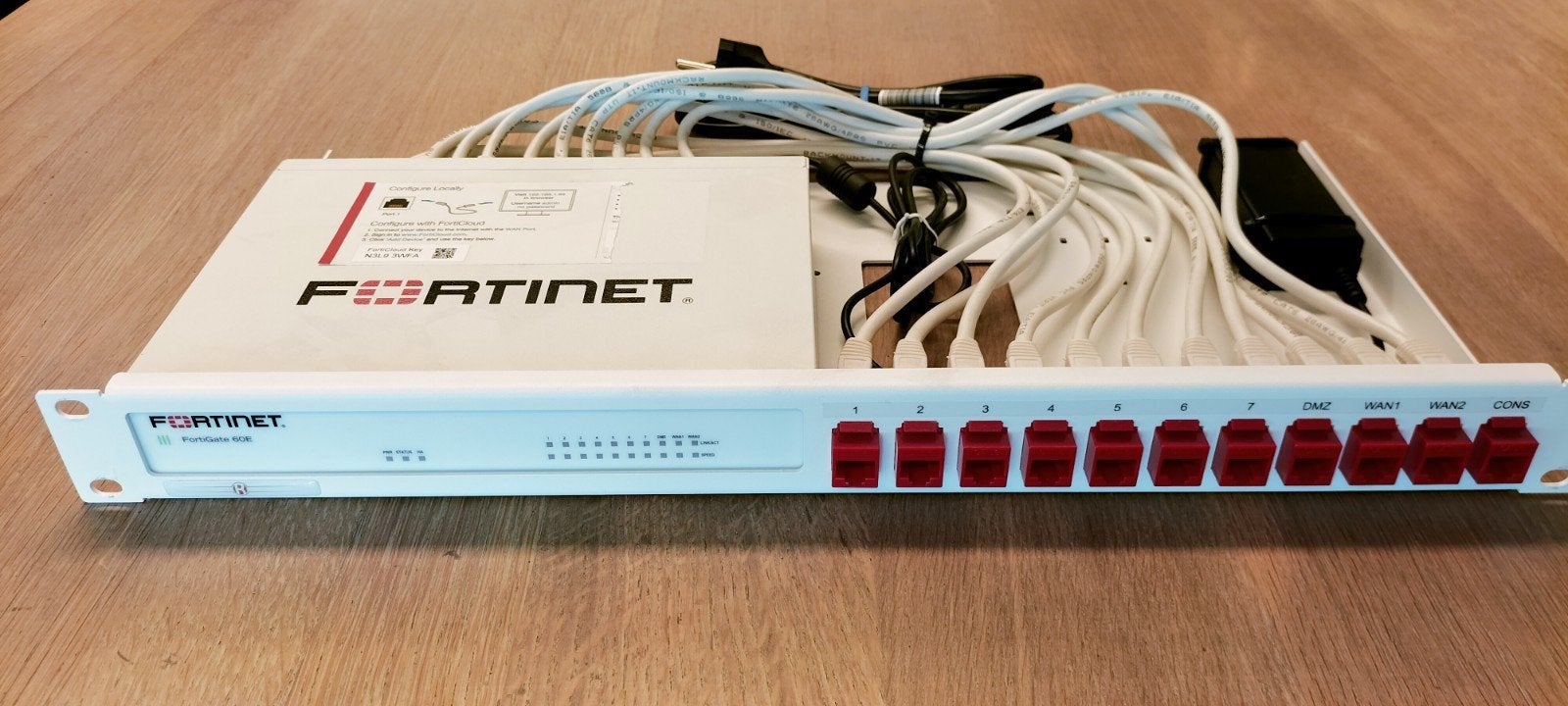 Fortinet FortiGate 60E met rackmount, Computers en Software, Ophalen of Verzenden, Gebruikt