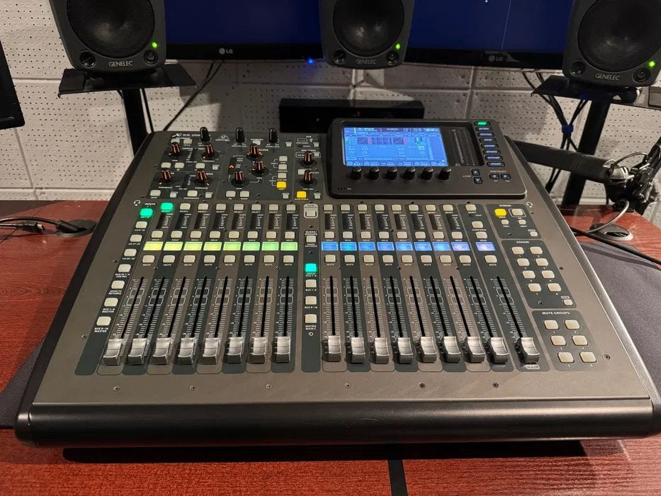 Behringer X32 Compact + koffer met wieltjes + X-USB-kaart, Ophalen of Verzenden, Zo goed als nieuw, 20 kanalen of meer, Microfooningang
