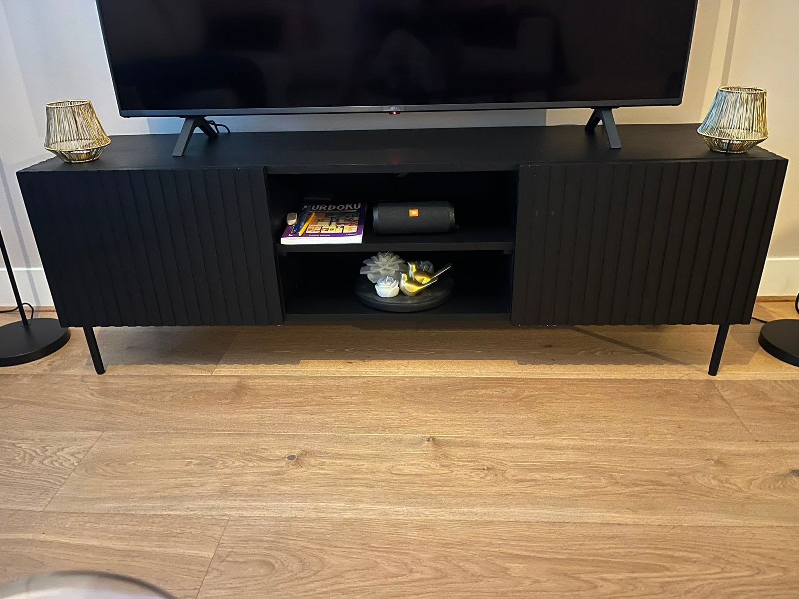 Zgan Zwart TV-meubel met geribbelde deuren, Ophalen, 150 tot 200 cm, Zo goed als nieuw, Minder dan 100 cm