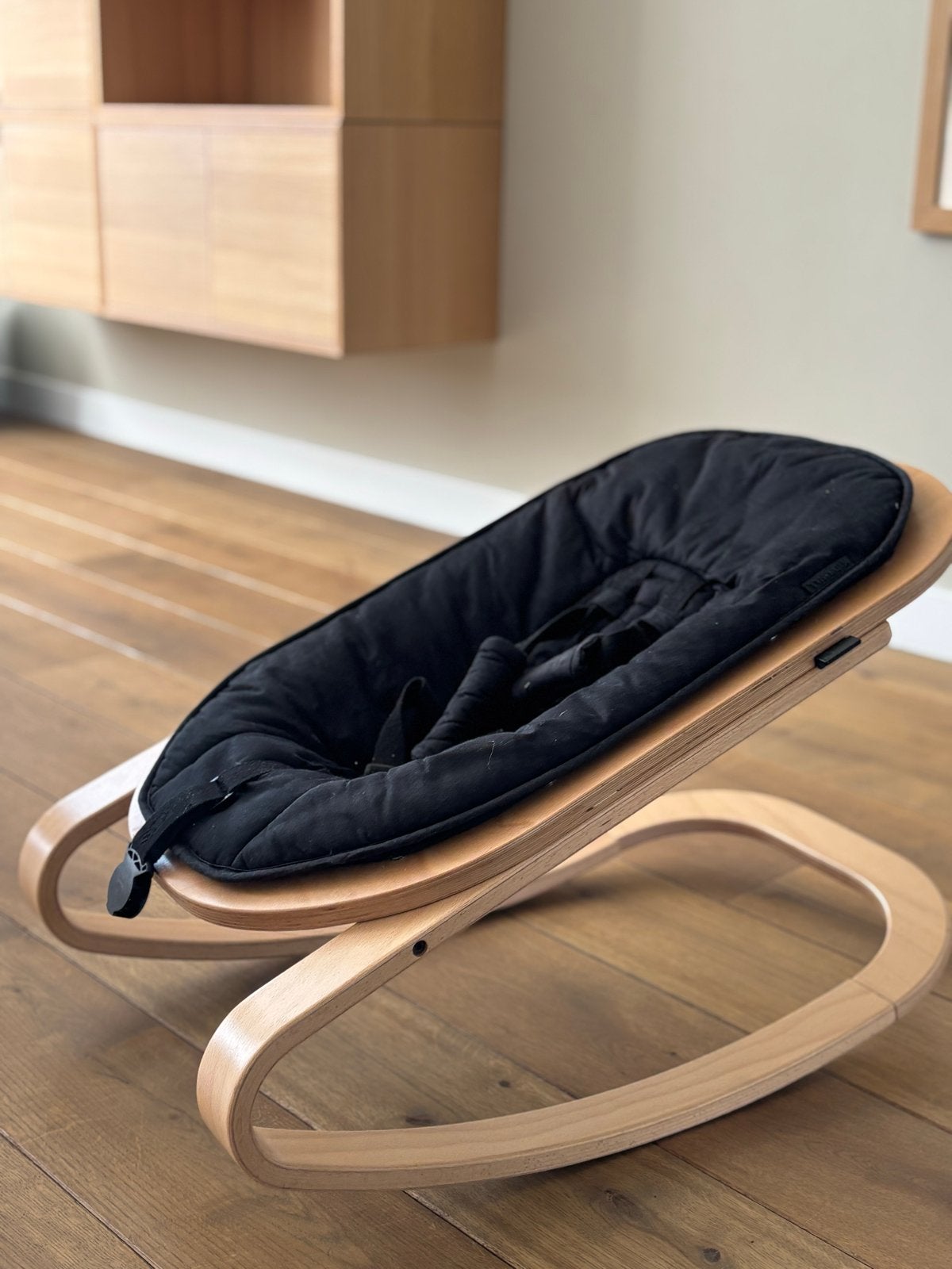 Kidsmill eiken houten wipstoel met zwart kussen, Kinderen en Baby's, Wipstoeltjes, Wipstoel, Ophalen, Overige merken, Met gordel(s) of riempje(s)