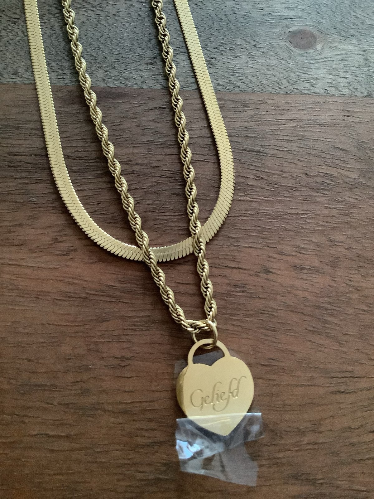 Goudkleurige ketting 'Geliefd' - RVS, Nieuw, Ophalen of Verzenden, Goud, Overige materialen