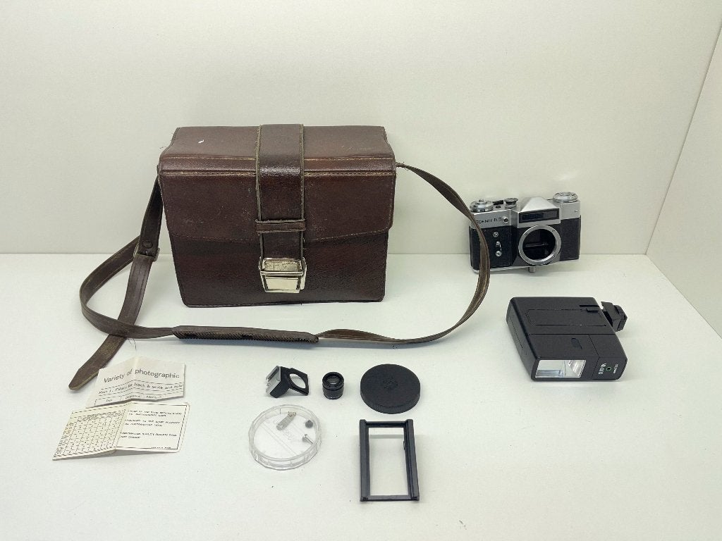 ZENIT-ES analoog foto camera BODY met koffer en flitser, Spiegelreflex, N, Zinet, Ophalen of Verzenden