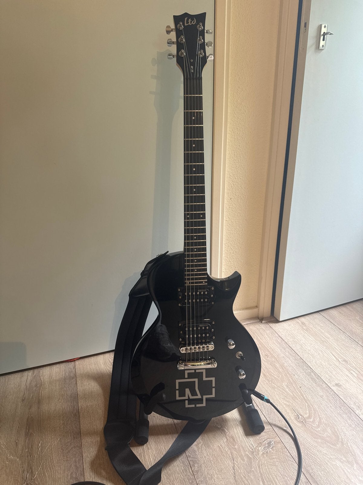 ESP LTD EC-10 met gigbag en standaard, Muziek en Instrumenten, Snaarinstrumenten | Gitaren | Elektrisch, Zo goed als nieuw, Solid body