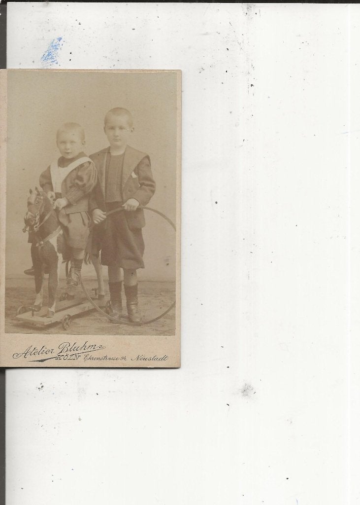 CdV Neustadt Broertjes met hoepel en hobbelpaard, Ophalen of Verzenden, Voor 1920, Ongelopen, Duitsland