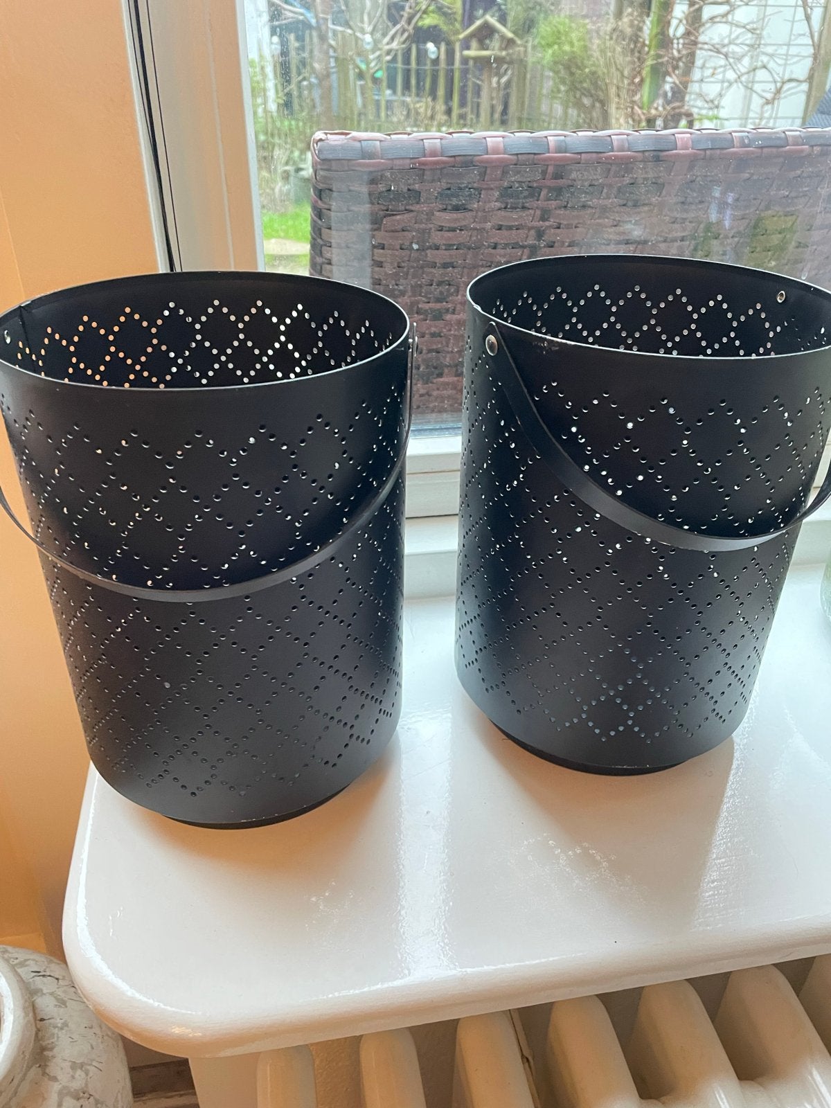Set van 2 zwarte metalen windlichten/lantaarns, Huis en Inrichting, Windlicht, Zwart, Ophalen of Verzenden, Zo goed als nieuw