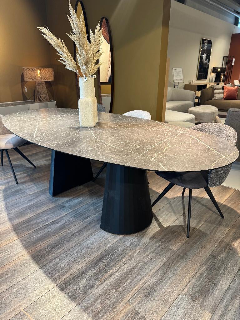 Te koop: XOOON tafel, Huis en Inrichting, Tafels | Eettafels, 200 cm of meer, Zo goed als nieuw, Vijf personen of meer, Metaal