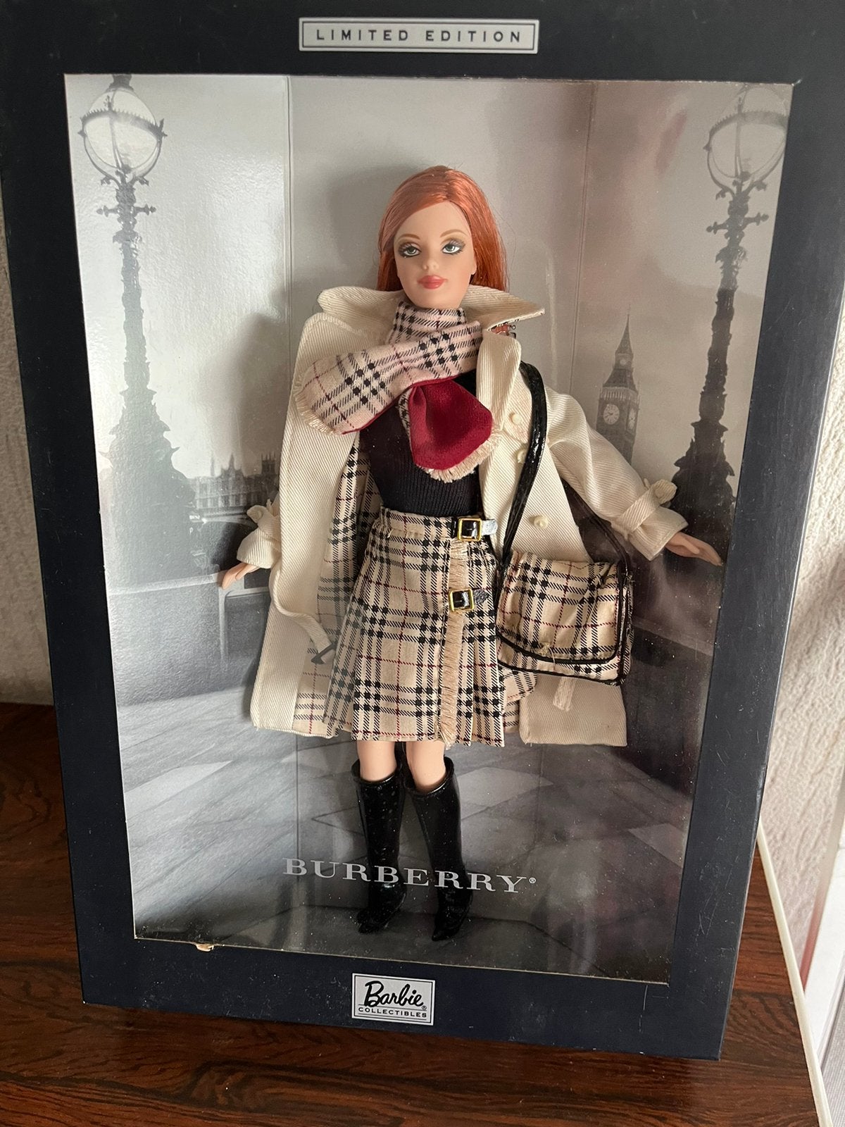 Barbie Burberry limited Edition Nieuw in doos, Ophalen, Zo goed als nieuw, Pop