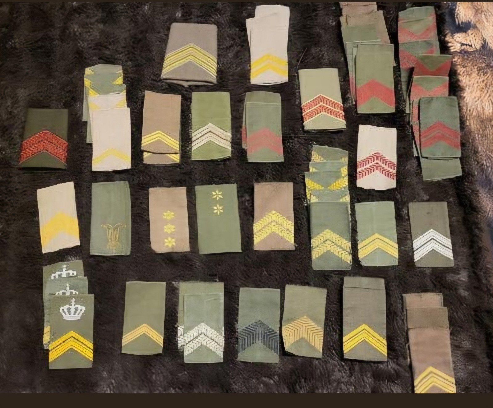 Militair embleem en rangonderscheidingen collectie, Ophalen of Verzenden, Landmacht, Overige gebieden, Embleem of Badge
