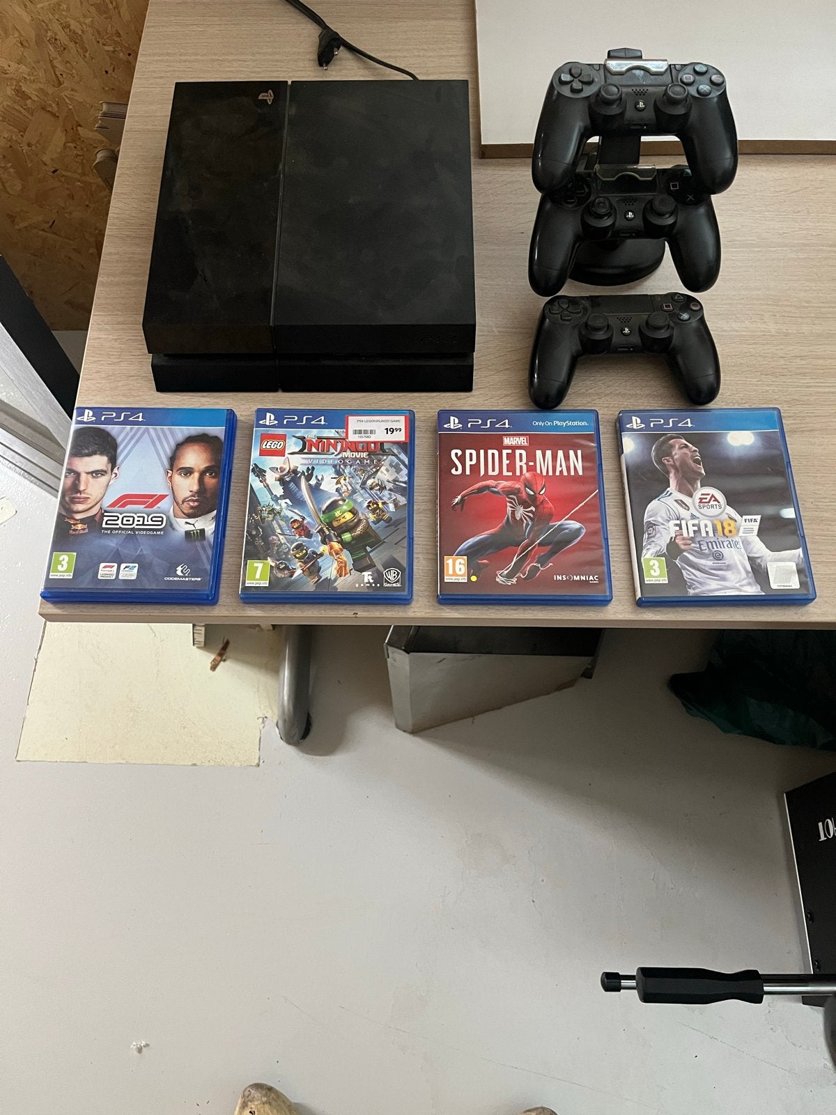 PlayStation 4 met 3 controllers en 4 games (defect), Spelcomputers en Games, Spelcomputers | Sony PlayStation 4, Ophalen, Met games
