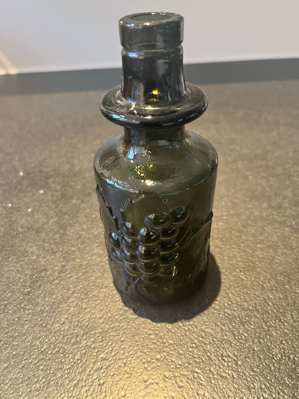 Antiek zwart glazen flesje met druivenmotief, Ophalen of Verzenden